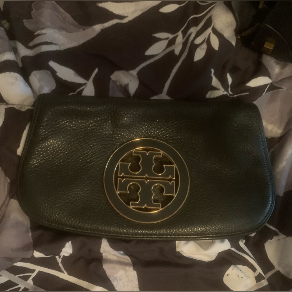 Gorgeous TORY BURCH clutch + gold chain